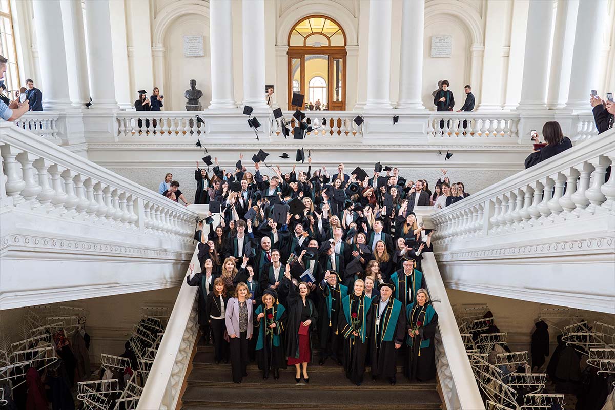 В ИПМЭиТ прошла выпускная церемония для очно-заочной и заочной форм обучения