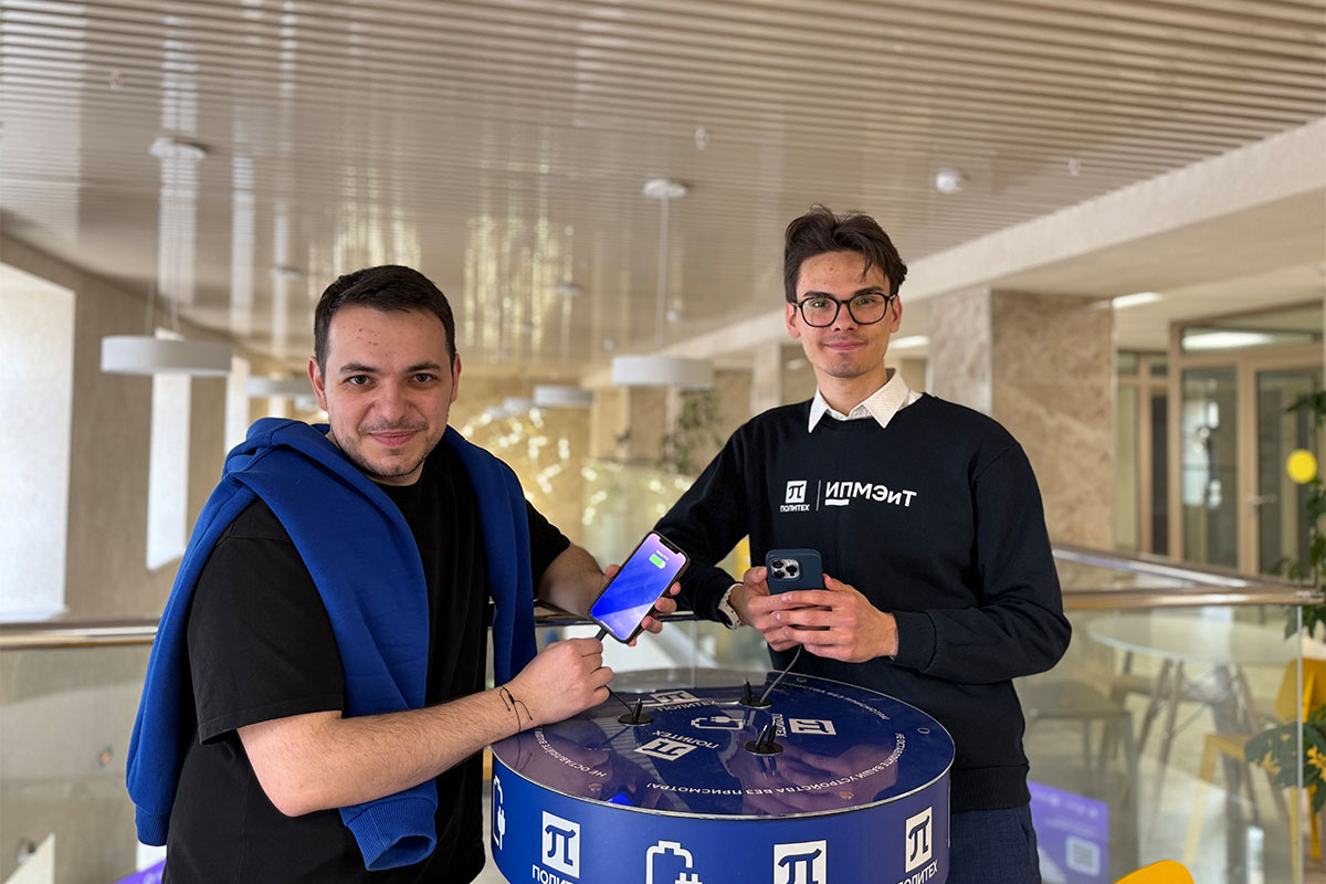 Всегда на связи: в корпусе ИПМЭиТ появились станции зарядки гаджетов